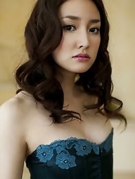 Enchanting gravure idol babe captivates with her gorgeous body