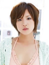 Adorable babe Miyu Oriyama melts the heart in her pink bikini