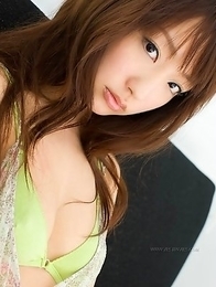 Hina Kurumi reveals impressive shapes of her slender body