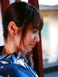 Momoko Tani exposes sexy legs under geisha dress and smiles