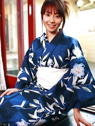 Momoko Tani exposes sexy legs under geisha dress and smiles