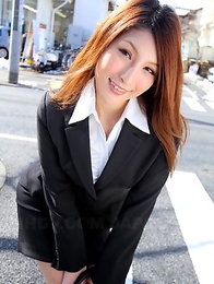 Hot Rara Mizuki shows off outdoors