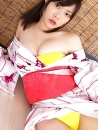 Airi Sakuragi raises geisha outfit to show her sexy legs