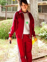 Tomoe Yamanaka babe takes sports pants off and exposes ass in garden