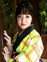 Asian lady bares her tight cunt