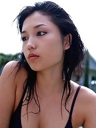 Yoko Mitsuya hot bikini babe teasing us with that hot ass