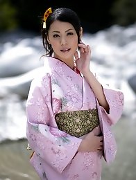 Sexy and beauty Japanese av idol Nana Aida shows her off body undressing a kimono