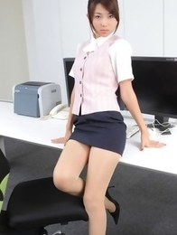 Naoho Ichihashi in tight skirt is a very attractive doll