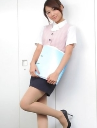 Naoho Ichihashi in tight skirt is a very attractive doll