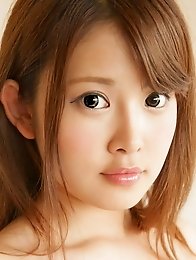 Sexy and pretty Japanese av idol Momo Yurino shows her naked body