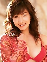 Plump breasted gravure idol Junko Yaginuma beauty enchants in her bikini