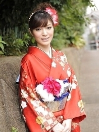 The kimono of Yuria Tominaga hide a beautiful hairy pussy