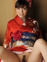 The kimono of Yuria Tominaga hide a beautiful hairy pussy