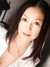 Cheating wife Maya Sawamura gets cunnilingus in the stairwell