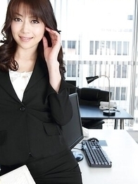 Slutty office lady Maki Hojo is amazingly sexy