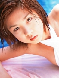 Aki Hoshino with big chest and sexy tummy enjoys summer sun