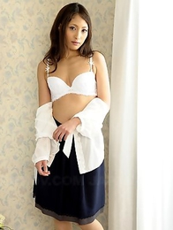 Aoi Miyama shows her beautiful body