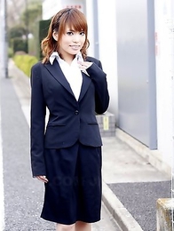 Yui Shimizu getting ready for sex