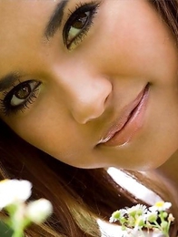 avidol Maria Ozawa posing outdoor