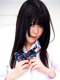 Young schoolgirl Shinjo Nozomi show her nice ass