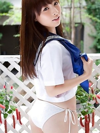 Maho Kimura undresses school uniform right in the park